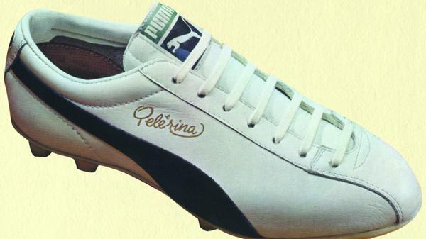 Und im gleichen Jahr brachte Puma tatsächlich schon einen eigenen Damenfußballschuh auf den Markt, die Pelérina.