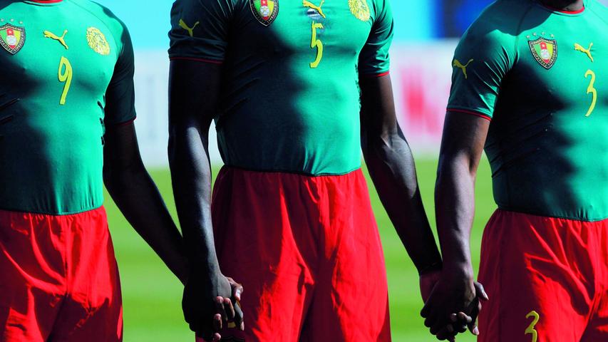 Wer erinnert sich noch an dieses Trikot? Der Einteiler für das Team von Kamerun sorgte vor dem Afrikacup 2004 für Aufregung. Von der Fifa wurde er nach einem Gerichtsstreit verboten. Bereits vor der WM 2002 hatten sich die Kameruner Ärger wegen ärmelloser Shirts eingehandelt.
