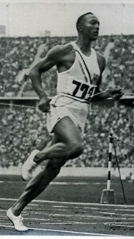 Der US-Leichtathlet Jesse Owens startete bei den Olympischen Spielen 1936  in Berlin bereits mit Schuhen aus Herzogenaurach.