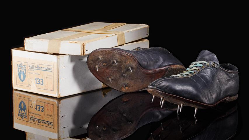 Gefertigt wurde der Schuh von den Brüdern Dassler, die schon mit Spikes arbeiteten.