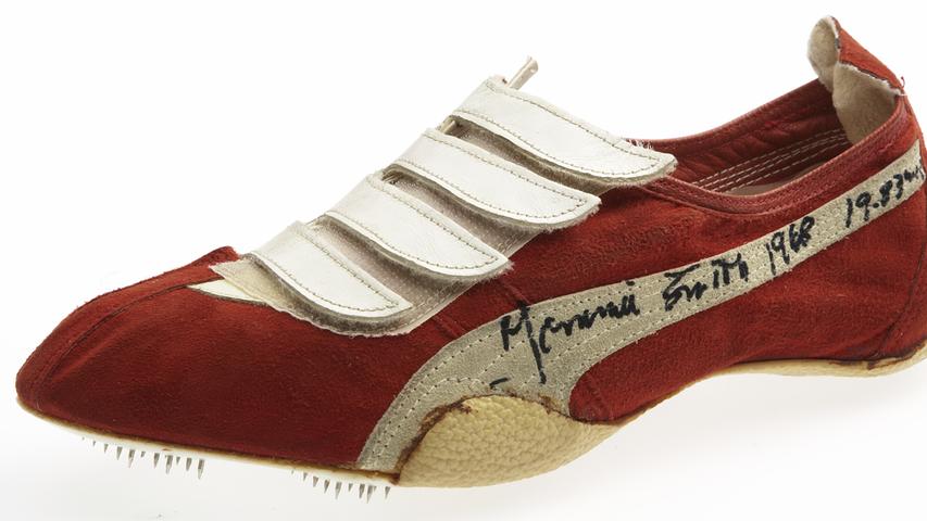 Dieser Bürsten-Schuh sorgte bei den Olympischen Spielen 1968 in Mexiko für Furore und wurde später verboten. Noch größere Schlagzeilen produzierte allerdings ein Mann, der sie trug. Tommie Smith ...