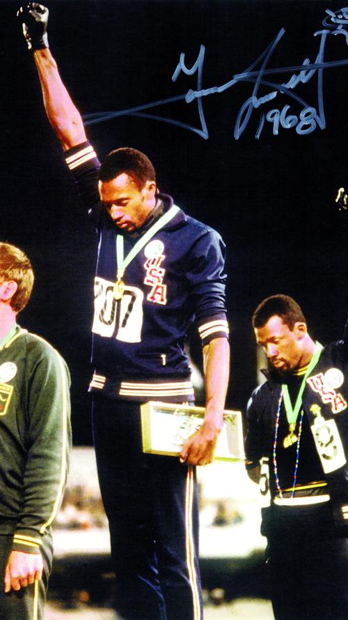 ... gewann Gold über 200 Meter und demonstrierte bei der Siegerehrung für die Black-Power-Bewegung, was für ihn das Karriereende bedeutete.