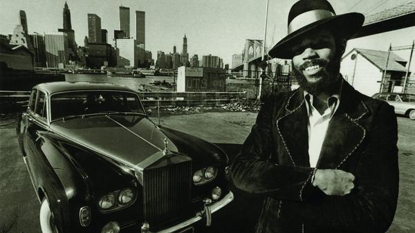 ... zwischen 1967 und 1980 unter anderem für die New York Knicks und die Cleveland Cavaliers. Auf diesem Foto posiert er vor einer Limousine.
