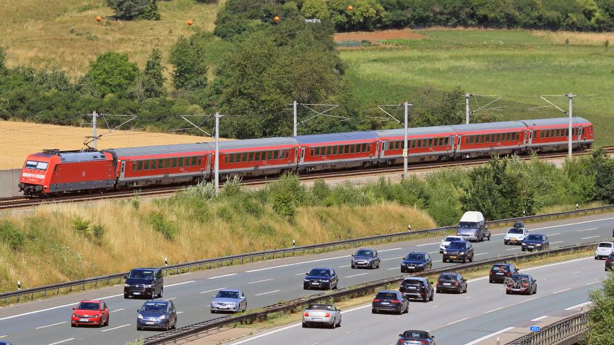 Offiziell ist der München-Nürnberg-Express der schnellste Nahverkehrszug Deutschland. In der Realität aber dauert die Reise auf dieser Strecke oft etwas länger als geplant, Verspätungen sind an der Tagesordnung