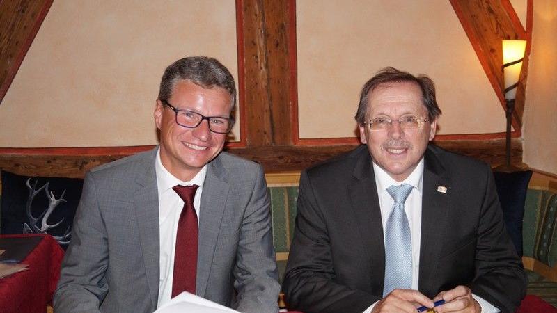 MdL Hans Herold und der Bayerische Kultusminister Bernd Sibler (l.) informierten über die Förderung von Mundart-Festival und Schlosshofbühne.