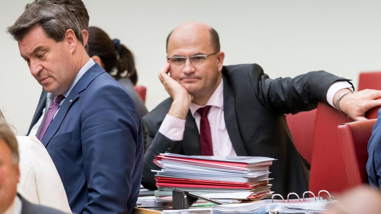 Warten auf das Abstimmungsergebnis zum neuen Polizeiaufgabengesetz: Bayerns Ministerpräsident Markus Söder und Finanzminister Albert Füracker am späten Dienstagabend im Bayerischen Landtag in München.