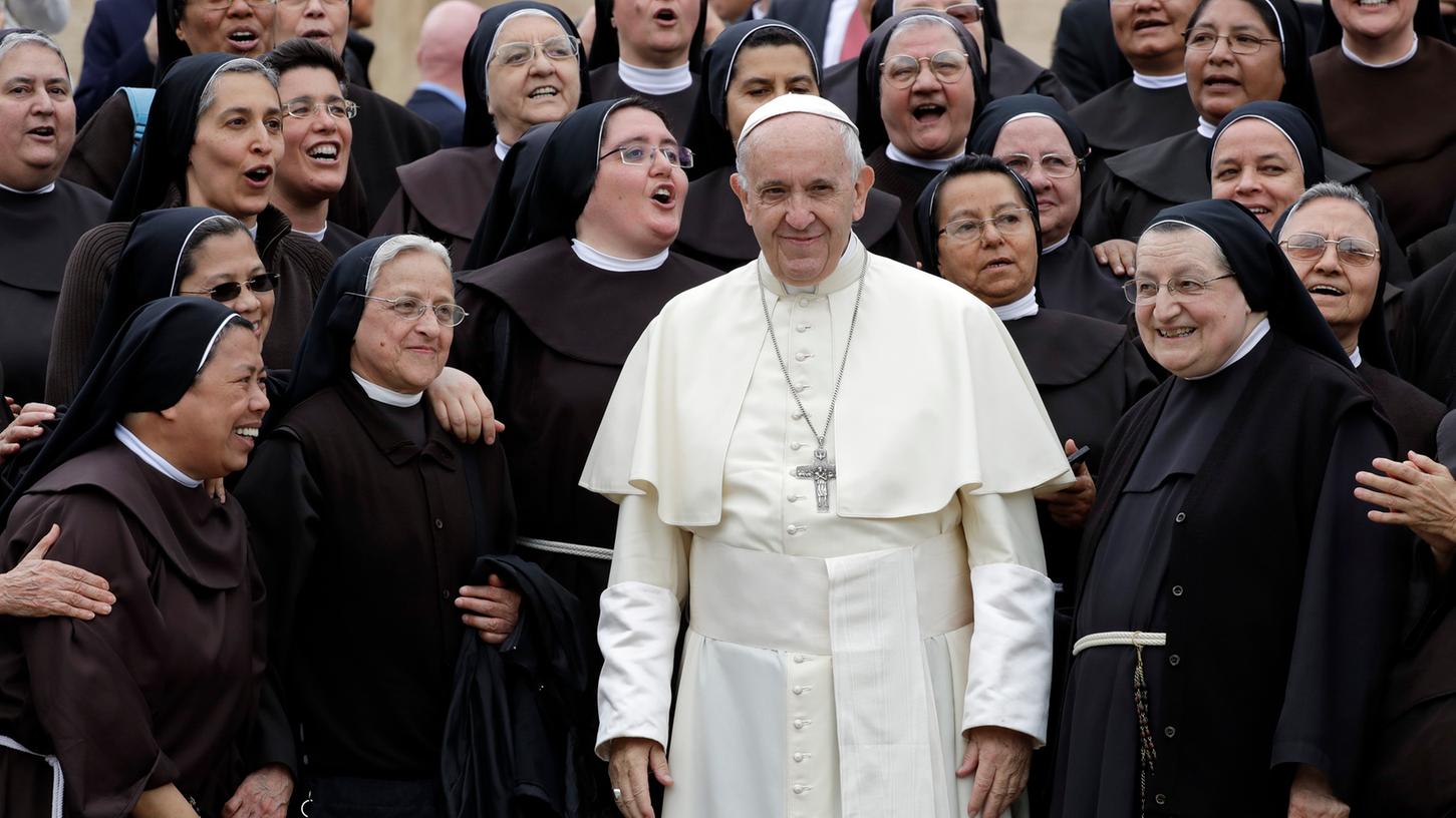 Papst Franziskus hat Ordensfrauen davor gewarnt, ihre Zeit mit sozialen Medien zu vergeuden.