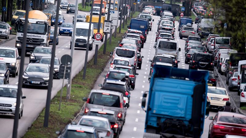 Dichter Verkehr schiebt sich im abendlichen Berufsverkehr über den Mittleren Ring in München. Das kostet nicht nur Nerven, sondern sorgt auch für hohe Luftverschmutzung.