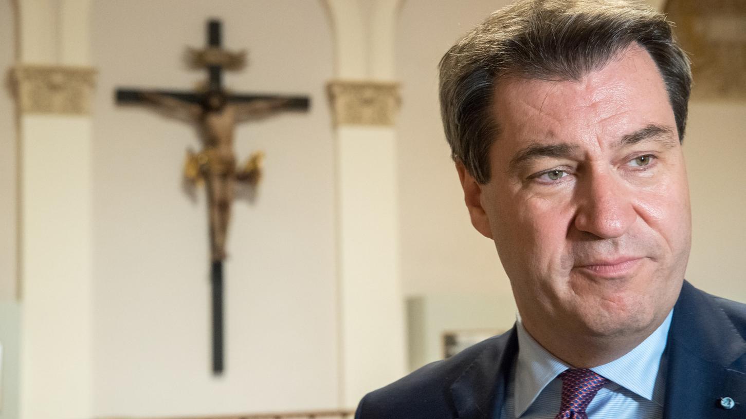 Ministerpräsident Markus Söder will nach der Debatte um die neue Kreuz-Pflicht Vertreter verschiedener Kirchen und Religionsgemeinschaften an einen runden Tisch bitten.
