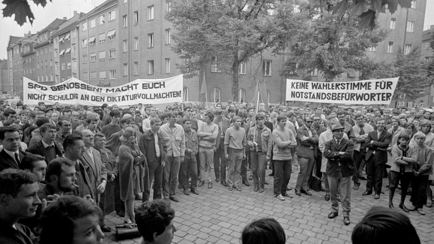 Mit diesem Spruchband zogen die Demonstranten durch die Voltastraße zum Karl-Bröger-Keller und anschließend in die Innenstadt. Hier geht es zum Kalenderblatt vom 19. Mai 1968: Sprechchöre vor der SPD-Zentrale