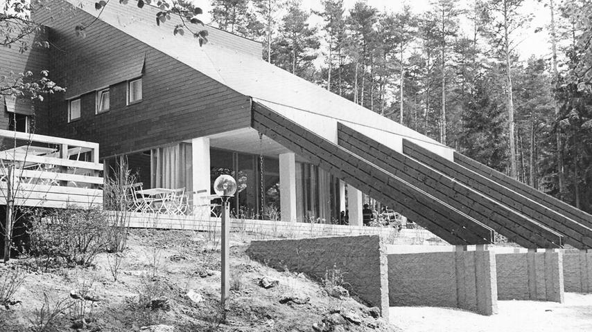 Der Faberhof Chur-Pfalz mit seiner interessanten, eigenwilligen Architektur.Hier geht es zum Kalenderblatt vom 20. Mai 1968: Reizvolles Gasthaus im Wald