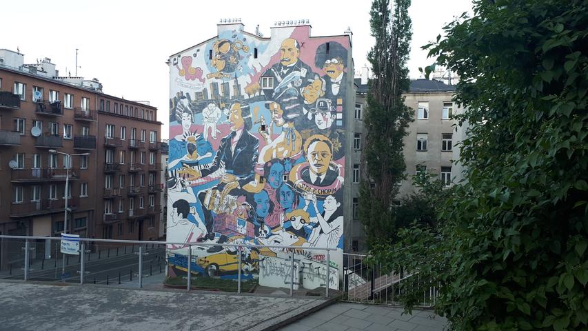 Graffiti - aber mit Stil: Gegenüber des Chopin-Museums ist eine Hauswand mit witzigen und auch respektlosen Motiven rund um das Komponistengenie besprüht. Auch wenn der Ruf der Stadt ein anderer ist: Warscheu beeindruckt als eine moderne europäische Metropole.