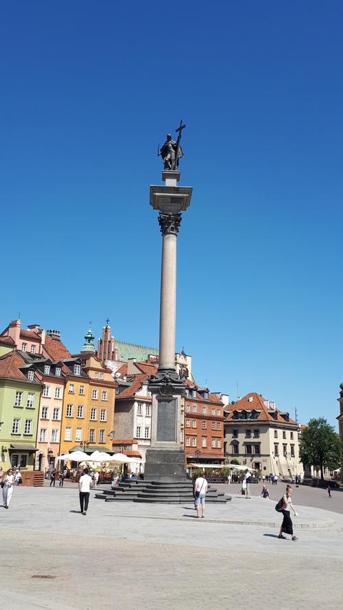 Ebenfalls ein Wahrzeichen der Stadt: die Sigismund-Säule auf dem Schlossplatz. Sie erinnert an König Sigismund, der Warschau 1596 zur Hauptstadt gemacht hatte. 1944 von den NS-Besatzern zerstört, wurde die Säule bereits 1948 neu errichtet - und wurde so auch zum Symbol für den Wiederaufbau.