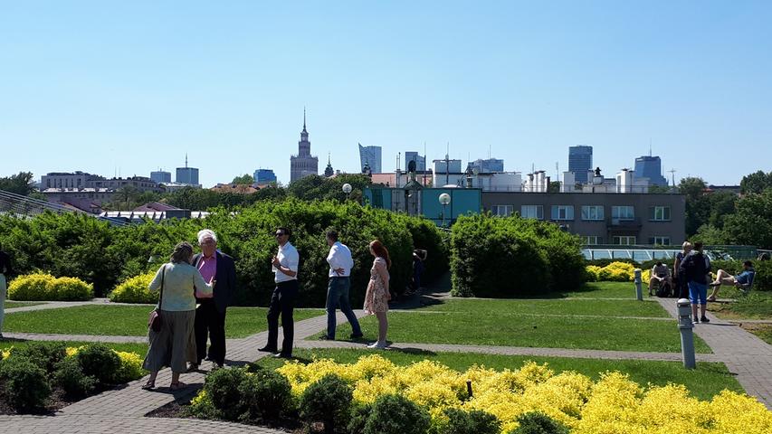 Von den öffentlich zugänglichen, ausgedehnten Dachgärten auf der neuen Universitätsbibliothek bietet sich ein prächtiger Ausblick - auch auf die Skyline mit den Hochhäusern in der neuen City um den Kulturpalast.