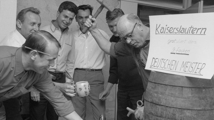 Der Glückwunsch aus Kaiserslautern: mit viel Schmackes öffnet Bürgermeister Frister das Fässchen aus der Pfalz. Hier geht es zum Kalenderblatt vom 21. Mai 1968: Verlierer zur Kasse