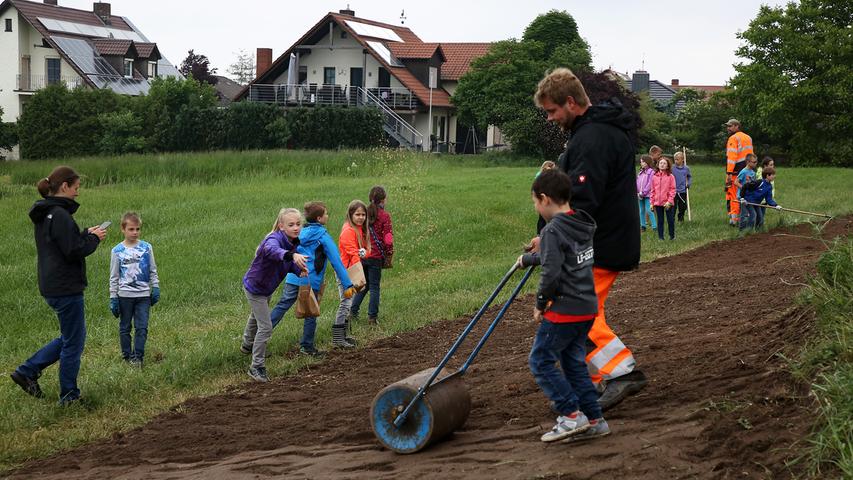 Der 8. Earth Day in Herzogenaurach unter dem Titel "Natur pur": bei Haundorf säten Schulkinder der Grundschulen Herzogenaurach eine Blühwiese an. Foto: (c) RALF RÖDEL / NN (17.05.2018)