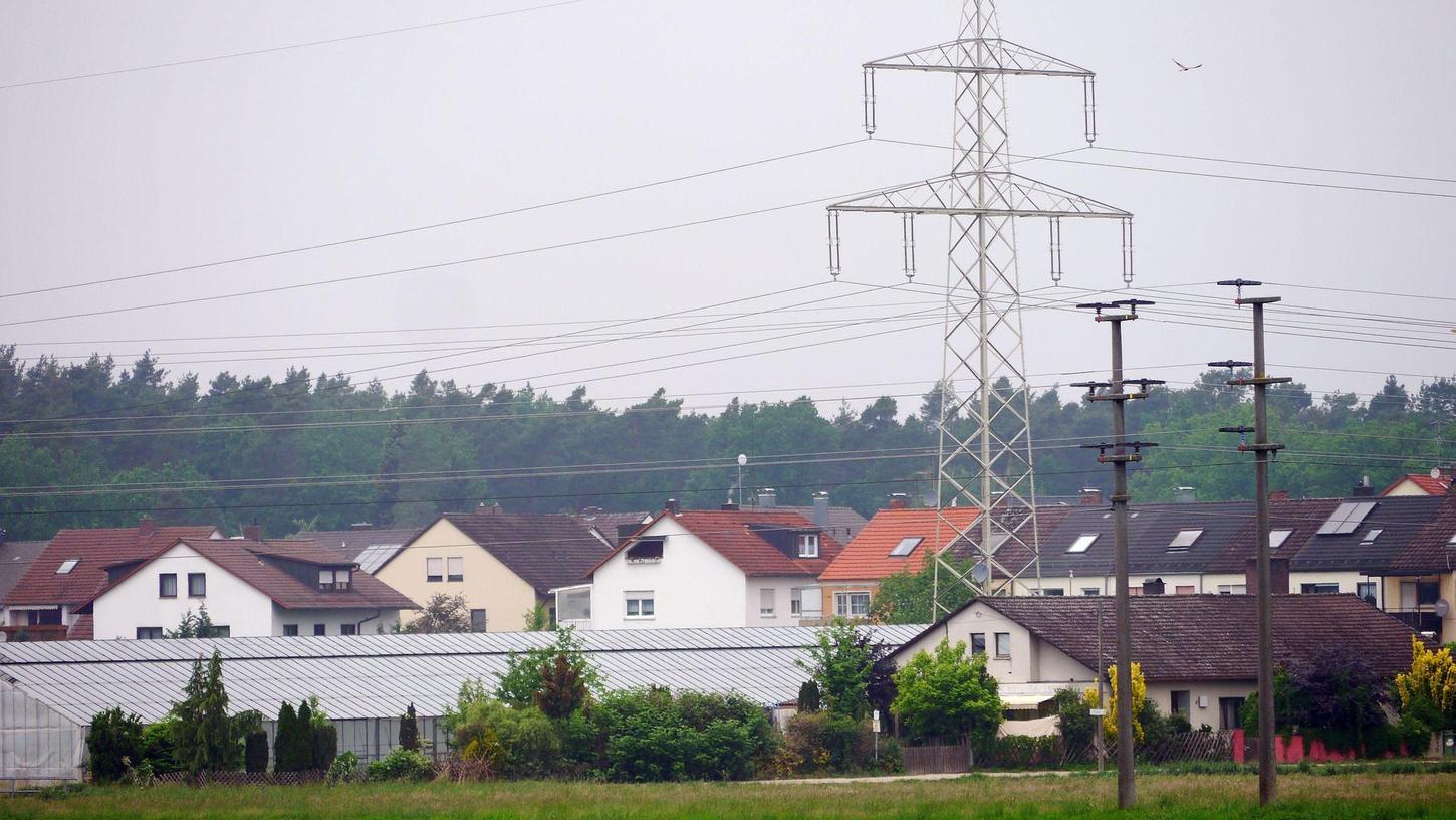 In Wendelstein führt die derzeitige 220-kV-Freileitung gewissermaßen direkt über die Vorgärten. Für den 16.000-Einwohner-Ort haben Bund Naturschutz und Gemeinde Wendelstein schon vor geraumer Zeit einen naturverträglichen Alternativvorschlag gemacht.