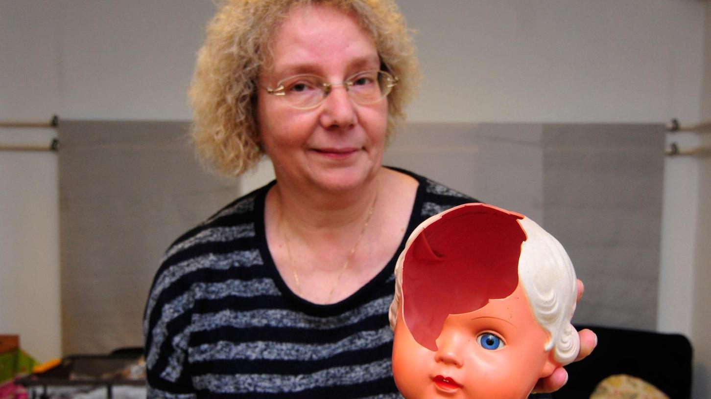 Ute Geier gibt als Puppendoktorin ihr Bestes, doch bei dieser Puppe musste ein neuer Kopf her.