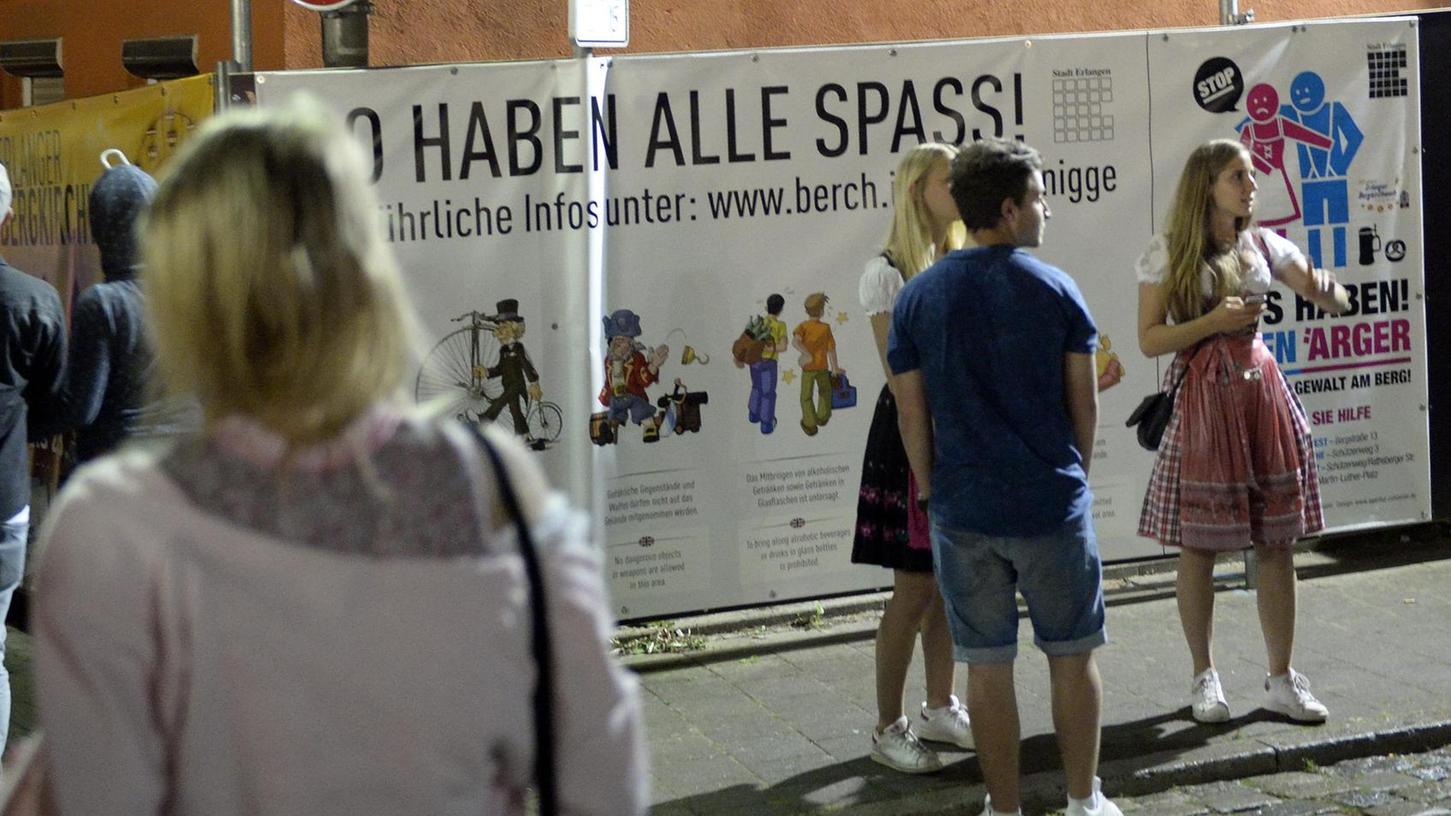 Mit Plakaten wird in Erlangen während der Bergkirchweih für einen respektvollen Umgang miteinander geworben und auf die "Rettungsinseln" als Anlaufstellen für Frauen, die belästigt werden, aufmerksam gemacht.