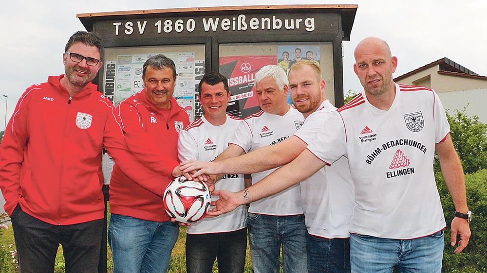 TSV-1860-Trainerriege mit zwei Rückkehrern