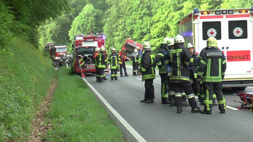 Audi kollidiert mit Bus: 19-Jähriger in Unterfranken schwerst verletzt