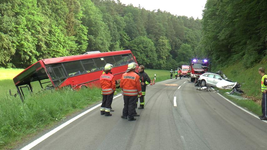 Audi kollidiert mit Bus: 19-Jähriger in Unterfranken schwerst verletzt
