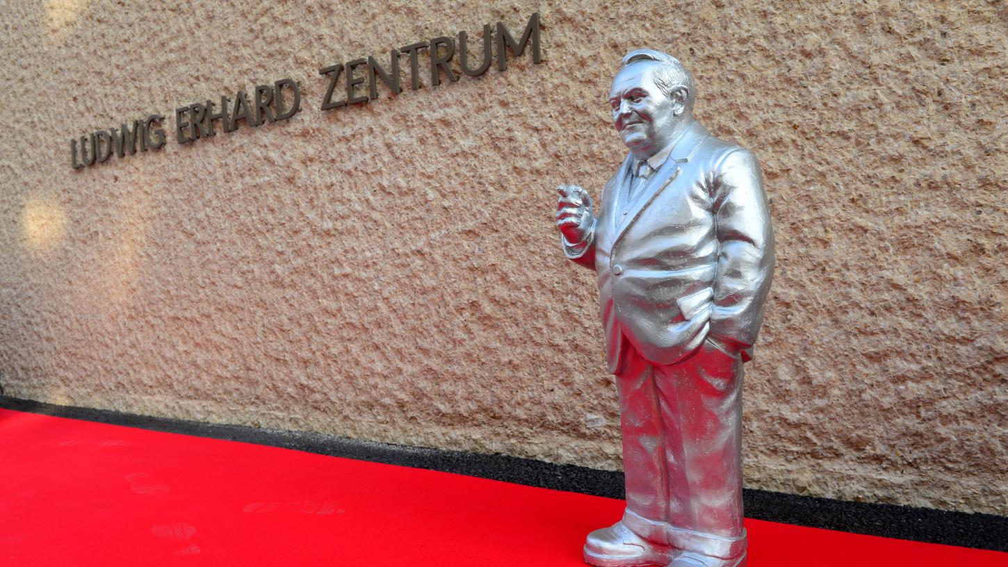 Zur Einweihung vor einem Monat grüßten Plastk-Erhards vor dem LEZ die Ehrengäste. Ab Mittwoch haben auch "Normalbürger" Zugang.