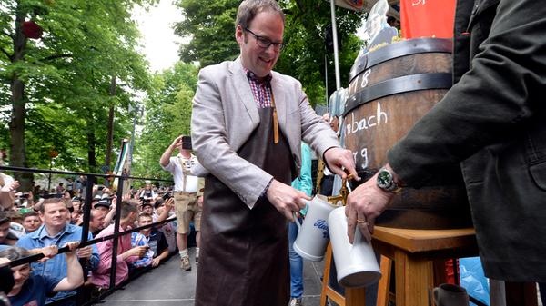 Die Bierprobe, wie die Erlanger sagen, ist auch 2018 im 263. Jahr des Bestehens der Erlanger Bergkirchweih, der Auftakt zur Erlangens fünften Jahreszeit. Probiert wird: ein Steinbach-Fass.