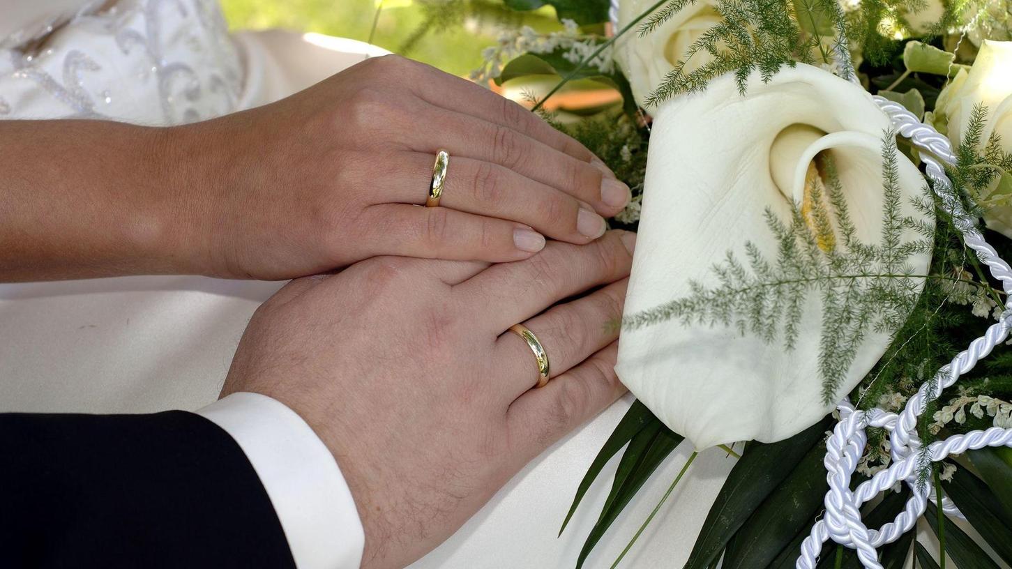 Nach der Hochzeit: Frauen stecken bei Namenswahl zurück