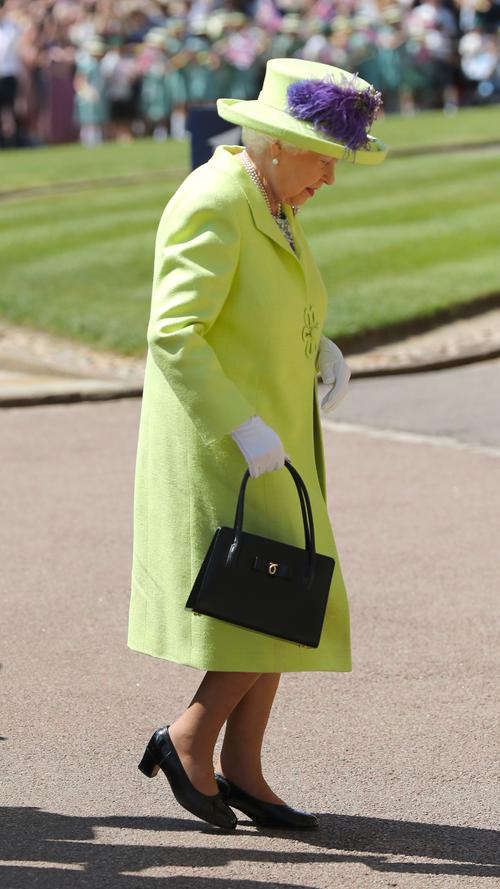 Auf ihren Auftritt hatten viele Fans gewartet: Königin Elizabeth II.. Die 92-Jährige kam im schicken grünen Kostüm - und selbstverständlich mit Hut.