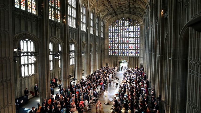 Über 600 Gäste hatten sich in der Kapelle eingefunden. Neben der Queen und Prinz Philip waren Harrys Vater, Prinz Charles und dessen Frau Camilla, sowie Meghans Mutter Doria Ragland in die St.-Georgs-Kapelle gekommen.