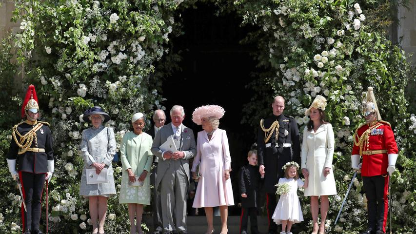 Endlich können die Fans des Königshauses auch die näheren Angehörigen des Brautpaars in Augenschein nehmen: Doria Ragland, die Mutter der Braut, Prinz Charles, Herzogin Camilla, Prinz William, Prinzessin Charlotte und Herzogin Kate verlassen nach der Trauung die St.-Georgs-Kapelle.