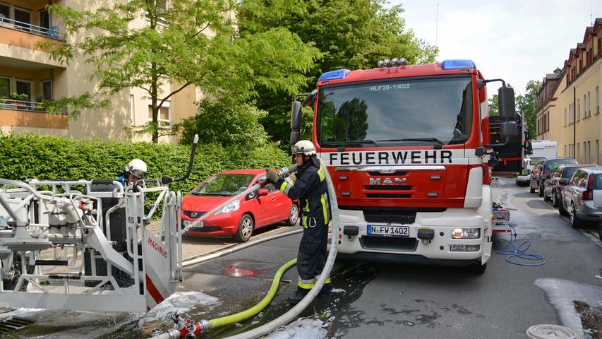 Einsatz im Bienweg: Nürnberger Feuerwehr bekämpft Wohnungsbrand