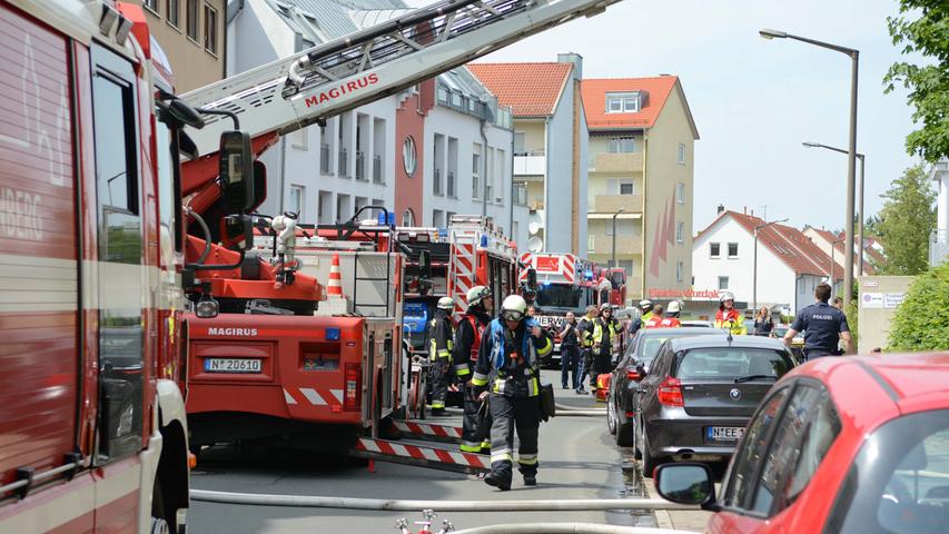 Einsatz im Bienweg: Nürnberger Feuerwehr bekämpft Wohnungsbrand