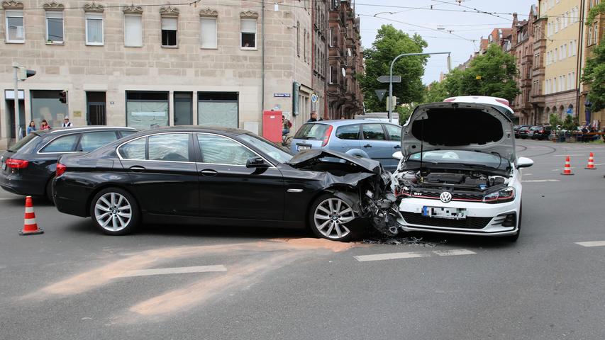 Samstag in der Südstadt: Eine Kreuzung, vier Autos, zwei Unfälle