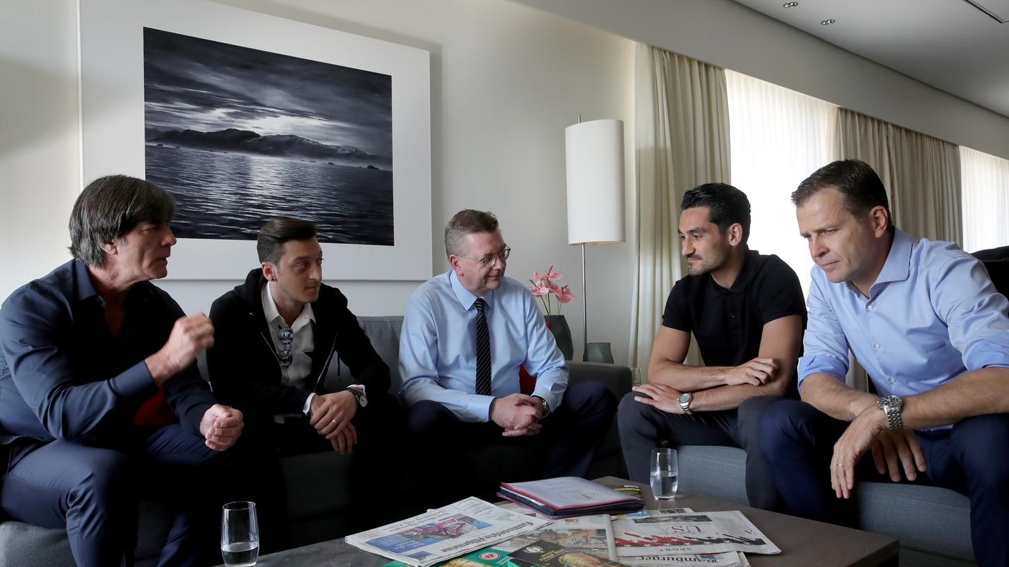 Die große Aussprache: Bundestrainer Joachim Löw, DFB-Präsident Reinhard Grindel und Teammanager Oliver Bierhoff beim Treffen mit den beiden geläuterten Mesut Özil und Ilkay Gündogan.