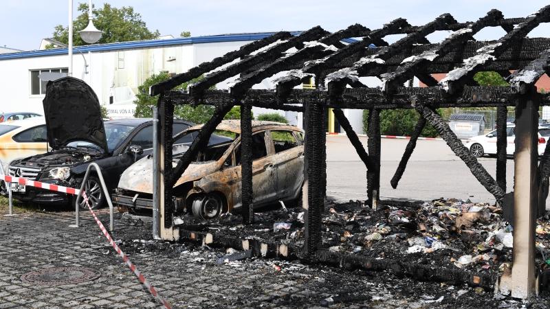Brand in Neumarkt: Abstellhäuschen und Pkw in Flammen