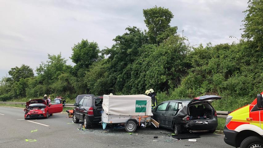 Fahrer eines Pannenfahrzeugs wird bei Zirndorf schwer verletzt