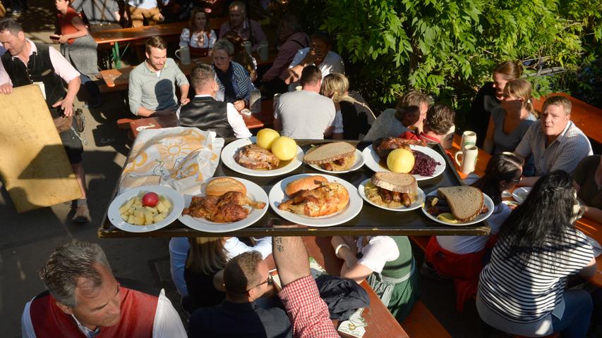 Brotzeit, Bier und Blasmusik: Frühschoppen auf der Bergkirchweih