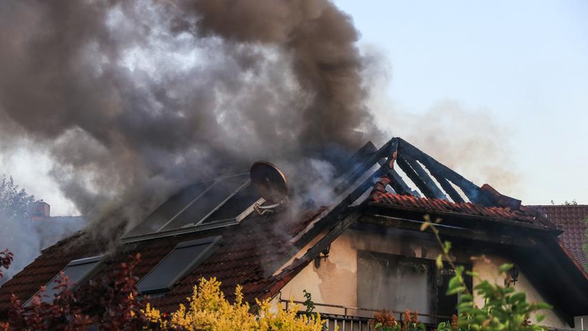 Dachstuhlbrand in Bamberg: Familie rettet sich ins Freie