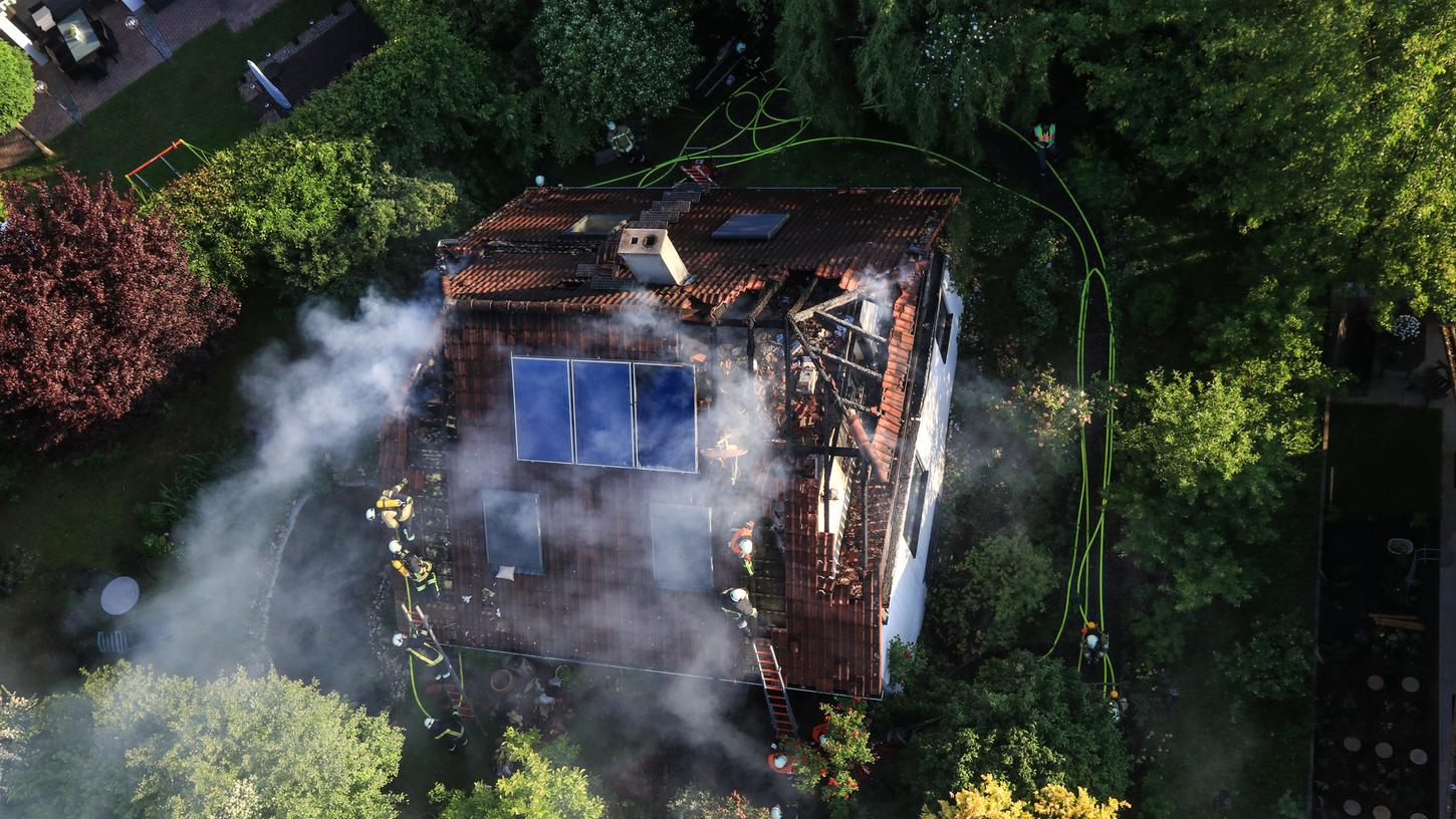 Nachdem am frühen Morgen Flammen aus dem Dachstuhl eines Bamberger Einfamilienhauses loderten, konnten sich die drei Bewohner, eine Mutter mit zwei Kindern, noch rechzeitig ins Freie retten.