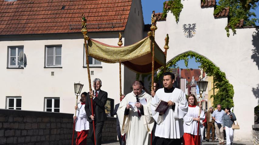 Viele Gläubige zogen in einer Prozession nach dem Gottesdienst zu vier Altären, an denen für verschiedene Berufsgruppen gebetet wurde. Die Deininger Blaskapelle begleitete den Zug.