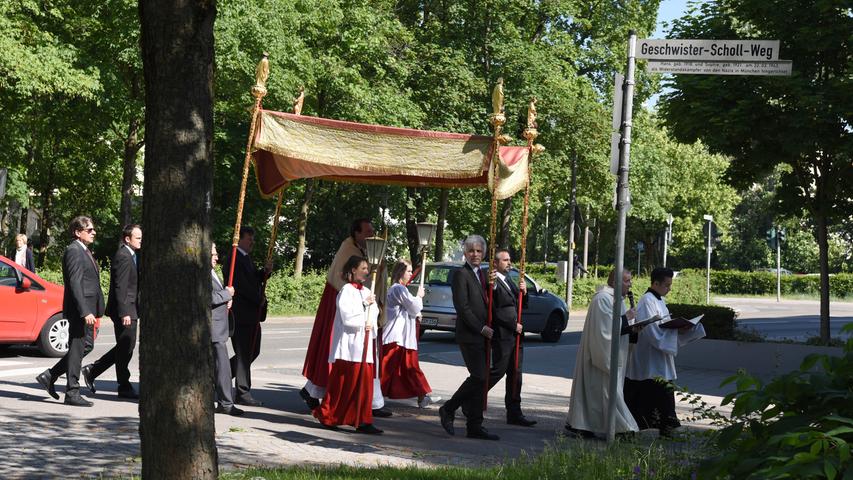 Viele Gläubige zogen in einer Prozession nach dem Gottesdienst zu vier Altären, an denen für verschiedene Berufsgruppen gebetet wurde. Die Deininger Blaskapelle begleitete den Zug.