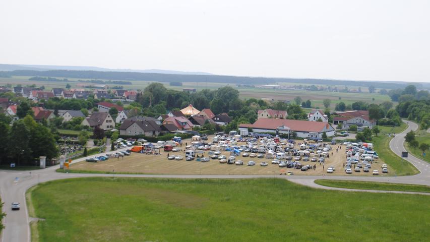 Im vergangenen Jahr war die Ornbauer Wiese noch ein reiner Parkplatz, heuer wurde sie zum Teilemarkt beim Treffen der Heckflossenfreunde.