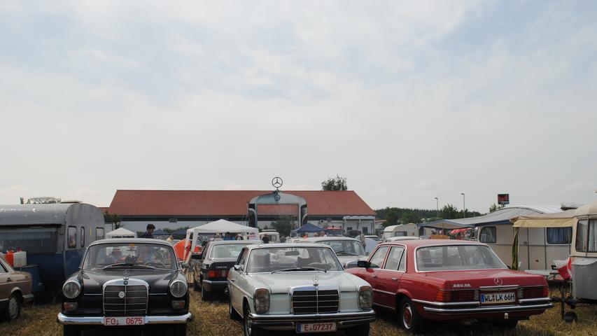 Einer schöner als der andere: Unmengen an gepflegten Autos kamen in Ornbau vor dem großen vdh-Tor zusammen.