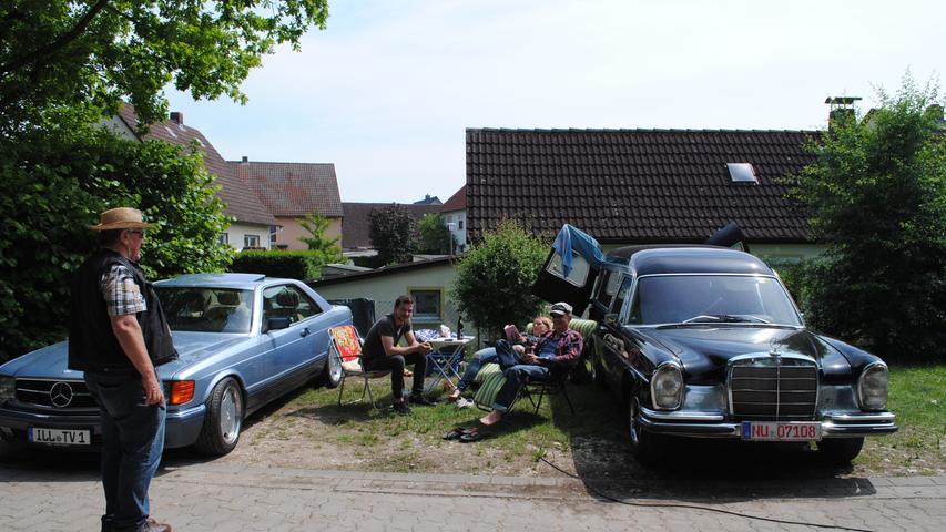 Für Markus Landtaler und seine Frau Sonja sowie Thomas Vogt (sitzend von links) ist das Oldtimer-Treffen immer ein Stück Urlaub.