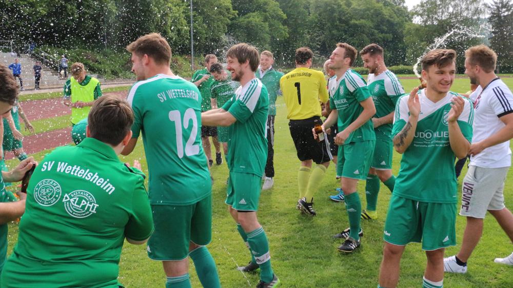 Feucht-fröhlicher Jubel: Die Wettelsheimer feierten nach einem fulminanten Saison-Endspurt mit 13 Punkten aus den letzten fünf Spielen den Klassenerhalt in der Bezirksliga Süd. Feucht-fröhlicher Jubel: Die Wettelsheimer feierten nach einem fulminanten Saison-Endspurt mit 13 Punkten aus den letzten fünf Spielen den Klassenerhalt in der Bezirksliga Süd.