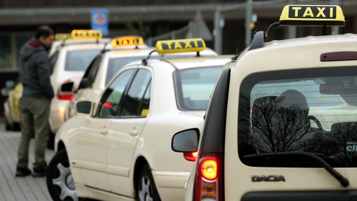Nach derzeitigen Erkenntnissen wurden rund 200 Bewerber über verdächtige Sonderprüfungstermine durch die Fachkundeprüfung geschleust. Nach derzeitigen Erkenntnissen wurden rund 200 Bewerber über verdächtige Sonderprüfungstermine durch die Fachkundeprüfung geschleust.