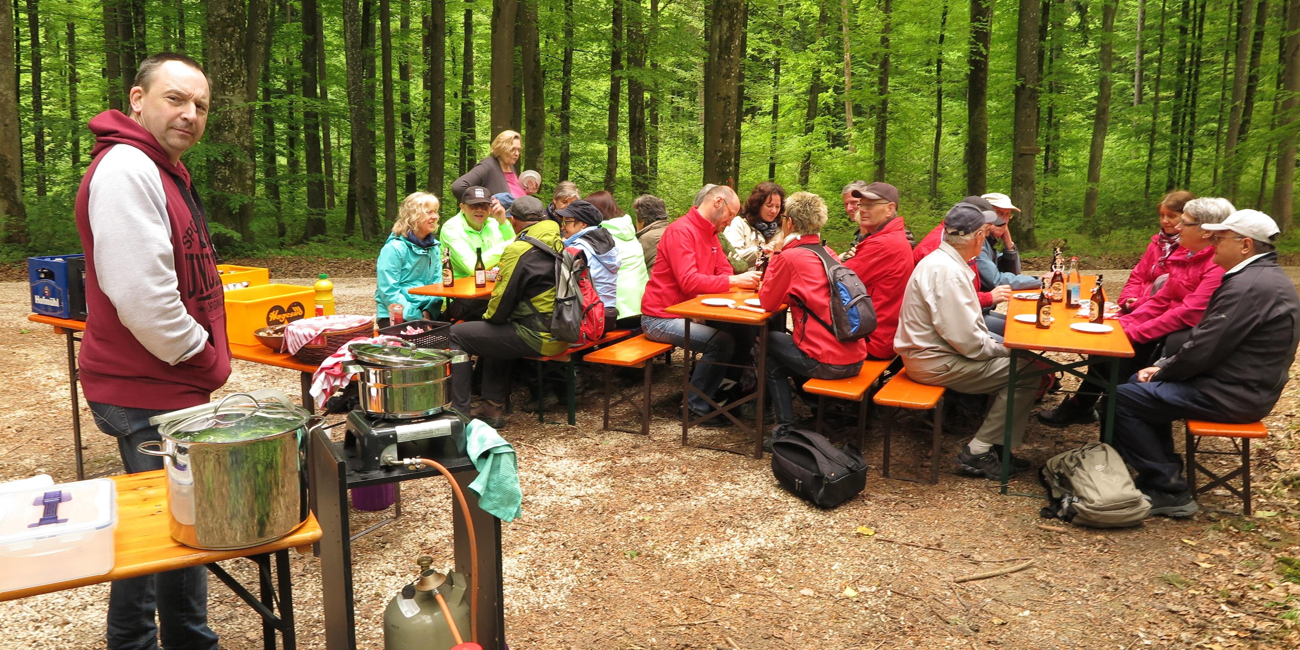 Am 1. Mai fanden sich 23 Wanderer ein, um gemeinsam mit den Treuchtlinger NaturFreunden zum Uhlberg zu wandern. Die in der Veranstaltungsbroschüre des Naturparks Altmühltal aufgeführte Wanderung fand nicht nur Interessenten aus dem eigenen Landkreis. Mit Fahrgemeinschaften ging es zum Ausgangspunkt Eichhof. In der Ruine der Uhlbergkapelle gab Albert Lechner, der die Wanderung führte, einen geschichtlichen Überblick. Die weiße Frau wurde übrigens nicht gesichtet. Nach einem Picknick im Freien ginge es an den Rückweg. Nach etwa 12 km wurde der Ausgangspunkt wieder erreicht.