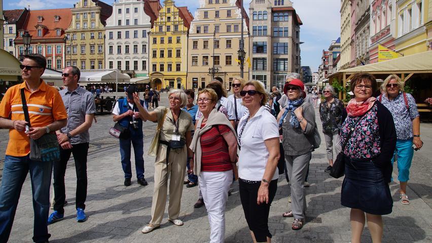 Auf Einladung des Vereins für interkulturelle Begegnung „So fremd? So nah?“ verbrachten 24 Reisende sechs mit Erfahrungen und Begegnungen gefüllte Tage in Südpolen. In Krakau erwartete die Gäste zunächst ein Besuch der Tuchhallen und der katholischen Marienkirche, die wegen ihrer Architektur und Kunstschätze zu den Wahrzeichen der Stadt zählt. Insbesondere der Hochaltar aus der Werkstatt von Veit Stoß ist weltbekannt. Am zweiten Tag ging es auf den Wawelhügel mit Schloss und Kathedrale sowie ins Salzbergwerk Wieliczka (Große Salze), das als eines der ältesten Salzbergwerke der Welt Unesco-Welterbe ist. Ein Chopin-Konzert ließ den Tag ausklingen. Tag drei stand unter dem Eindruck der Konzentrationslager Auschwitz und Auschwitz-Birkenau, die den Reisenden die Vernichtung von Millionen von Menschen durch die Nationalsozialisten vor Augen führten. Danach ging es weiter nach Breslau mit seinem Dom und der Aula Leopoldina. Beim Treffen mit der deutschsprachigen Minderheit in der Stadt ging die Leiterin des Hauses auch auf die Möglichkeiten und Schwierigkeiten ein, als kleine Gruppe von "Fremden" unter einer anderssprachigen Mehrheit zu leben. Eine Schifffahrt auf der Oder rundete den Tag ab. Die Umgebung von Breslau, das Riesengebirge mit Krummhubel und der Kirche Wang, Hirschberg und die Friedenskirche in Schweidnitz waren Ziele eines weiteren Ausflugs. Ganz besonders in Erinnerung blieb den Gästen aus Deutschland die internationale Begegnungsstätte in Kreisau, wo sich einst die bürgerliche Widerstandsgruppe "Kreisauer Kreis" traf, um die politisch-gesellschaftliche Neuordnung nach dem Zusammenbruch der Hitler-Diktatur zu planen - darunter Helmuth James Graf von Moltke und Peter Graf Yorck von Wartenburg. Vor dem Rückflug besuchten die Reisenden noch Gleiwitz und erhielten dort bei einer Stadtführung Einblicke in das Zusammenleben von Menschen unterschiedlichen Glaubens sowie die Gestaltung ihrer Gotteshäuser. Auf Einladung des Vereins für interkulturelle Begegnung „So fremd? So nah?“ verbrachten 24 Reisende sechs mit Erfahrungen und Begegnungen gefüllte Tage in Südpolen. In Krakau erwartete die Gäste zunächst ein Besuch der Tuchhallen und der katholischen Marienkirche, die wegen ihrer Architektur und Kunstschätze zu den Wahrzeichen der Stadt zählt. Insbesondere der Hochaltar aus der Werkstatt von Veit Stoß ist weltbekannt. Am zweiten Tag ging es auf den Wawelhügel mit Schloss und Kathedrale sowie ins Salzbergwerk Wieliczka (Große Salze), das als eines der ältesten Salzbergwerke der Welt Unesco-Welterbe ist. Ein Chopin-Konzert ließ den Tag ausklingen. Tag drei stand unter dem Eindruck der Konzentrationslager Auschwitz und Auschwitz-Birkenau, die den Reisenden die Vernichtung von Millionen von Menschen durch die Nationalsozialisten vor Augen führten. Danach ging es weiter nach Breslau mit seinem Dom und der Aula Leopoldina. Beim Treffen mit der deutschsprachigen Minderheit in der Stadt ging die Leiterin des Hauses auch auf die Möglichkeiten und Schwierigkeiten ein, als kleine Gruppe von "Fremden" unter einer anderssprachigen Mehrheit zu leben. Eine Schifffahrt auf der Oder rundete den Tag ab. Die Umgebung von Breslau, das Riesengebirge mit Krummhubel und der Kirche Wang, Hirschberg und die Friedenskirche in Schweidnitz waren Ziele eines weiteren Ausflugs. Ganz besonders in Erinnerung blieb den Gästen aus Deutschland die internationale Begegnungsstätte in Kreisau, wo sich einst die bürgerliche Widerstandsgruppe "Kreisauer Kreis" traf, um die politisch-gesellschaftliche Neuordnung nach dem Zusammenbruch der Hitler-Diktatur zu planen - darunter Helmuth James Graf von Moltke und Peter Graf Yorck von Wartenburg. Vor dem Rückflug besuchten die Reisenden noch Gleiwitz und erhielten dort bei einer Stadtführung Einblicke in das Zusammenleben von Menschen unterschiedlichen Glaubens sowie die Gestaltung ihrer Gotteshäuser.